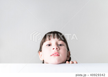 テーブルを覗き込む少女 テーブルを覗き込む少女 40929342