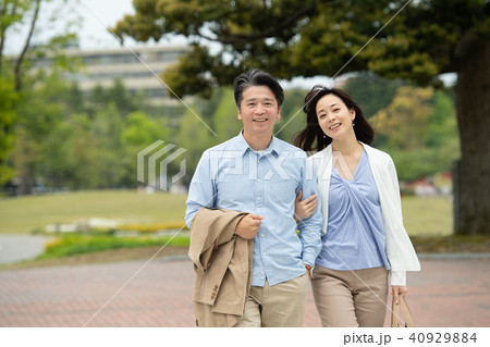 ミドルカップル 旅行 イメージの写真素材