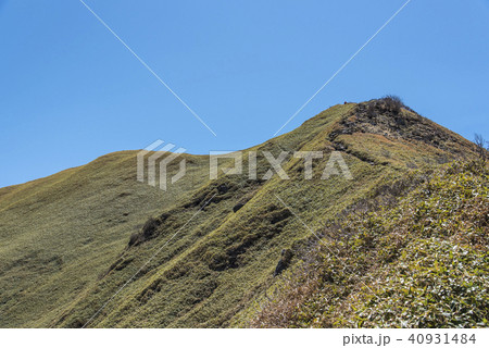 次郎笈の山頂と稜線 40931484