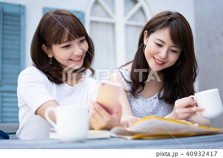 女性 旅行 スマホ カフェ 女性 旅行 スマホ カフェ 40932417