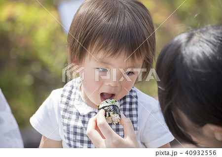 外でお昼を食べる幼児　親子　子育て 40932556