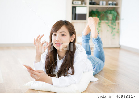寝転がってスマホを触る女性 寝転がってスマホを触る女性 40933117