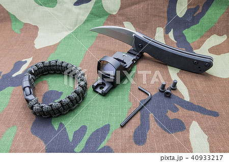 Bracelet survival knife and sight. Bracelet survival knife and sight. 40933217