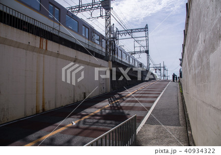 大和西大寺駅近辺の景色・地下道の出口と近鉄奈良線 40934322
