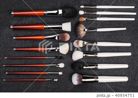 two rows of makeup brushes 40934751