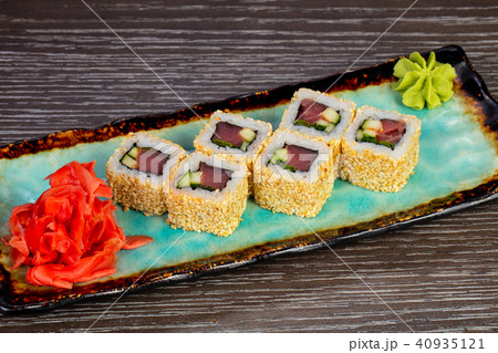 Spicy tuna rolls 40935121