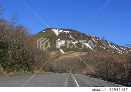 那須高原線(栃木県道17号)から望む茶臼岳 那須高原線(栃木県道17号)から望む茶臼岳 40935487
