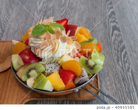 Tropical Fruit Pancake Tropical Fruit Pancake 40935585