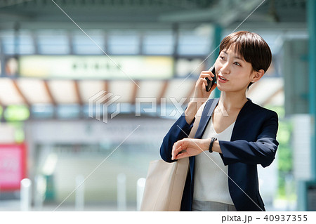ビジネスウーマン 駅 改札 　撮影協力:京王電鉄株式会社 40937355