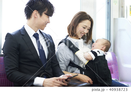電車 お母さん 赤ちゃんの写真素材
