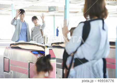 駅の改札 お見送りの写真素材