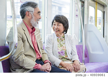 シニア　夫婦　電車　旅行　アクティブシニア　撮影協力　京王電鉄株式会社 40939061