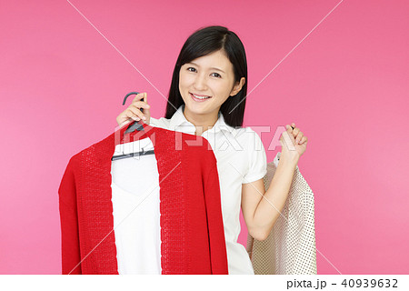 衣類を持つ笑顔の女性 衣類を持つ笑顔の女性 40939632