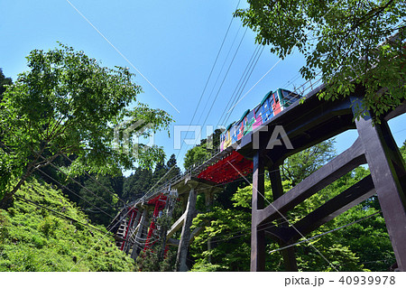 御岳登山鉄道のケーブルカーと青空 40939978