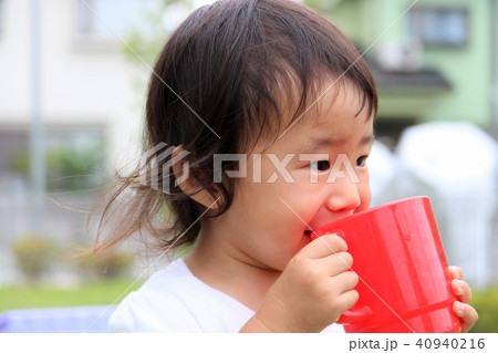 カップで水を飲む女の子 カップで水を飲む女の子 40940216