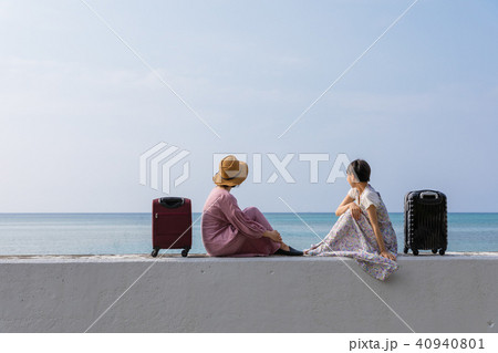 沖縄旅行を楽しむ若い女性 40940801