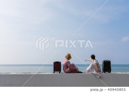沖縄旅行を楽しむ若い女性 40940803