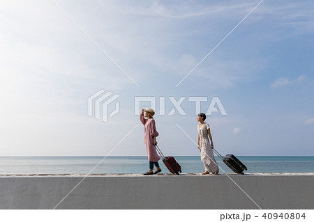 沖縄旅行を楽しむ若い女性 40940804