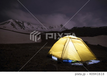 Tents of tourists are located at the foot of Mount 40941618