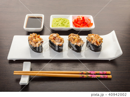Japanese food, spicy gunkan roll Japanese food, spicy gunkan roll 40942002