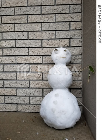 玄関前の3段雪だるま  40943189
