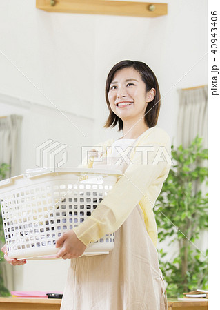 洗濯物を持つ若い主婦 洗濯物を持つ若い主婦 40943406
