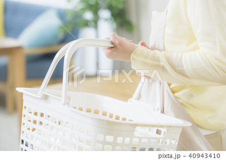 洗濯物を持つ若い主婦　ボディパーツ　パーツカット　顔なし 40943410