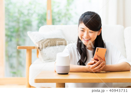 若い女性(スマホ・AIスピーカー) 若い女性(スマホ・AIスピーカー) 40943731