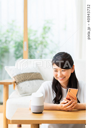 若い女性（スマホ・AIスピーカー） 40943732