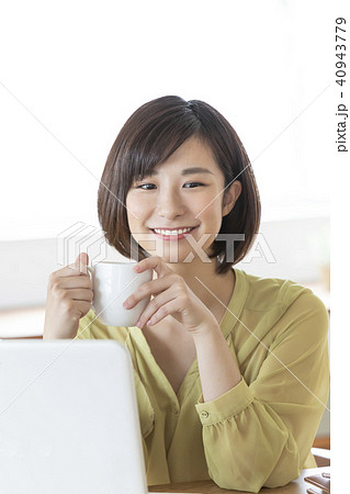 オフィス、コーヒーを飲む、女性 オフィス、コーヒーを飲む、女性 40943779