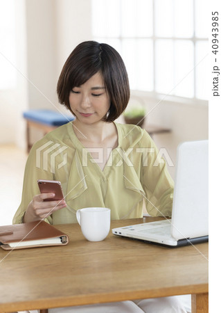 ビジネス、スマホ、女性、コーヒー 40943985