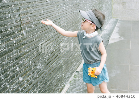 水遊びをする男の子 40944210