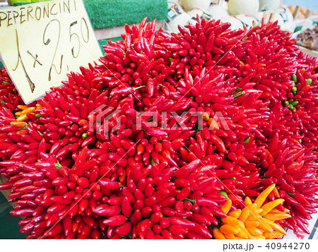 イタリアの露店の八百屋さんでトウガラシ イタリアの露店の八百屋さんでトウガラシ 40944270