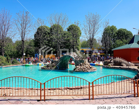Pool with blue water and water machines as attractions in the city amusement park 40945766