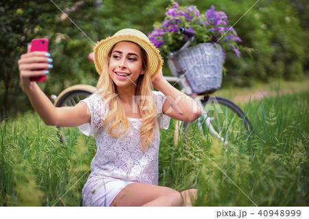 beautiful young girl with vintage bicycle and flowers on city ba beautiful young girl with vintage bicycle and flowers on city ba 40948999