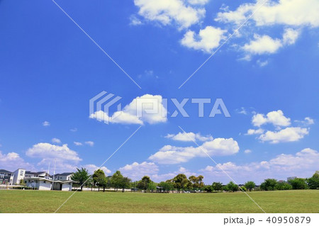 気持ちいい青空と公園の風景 40950879