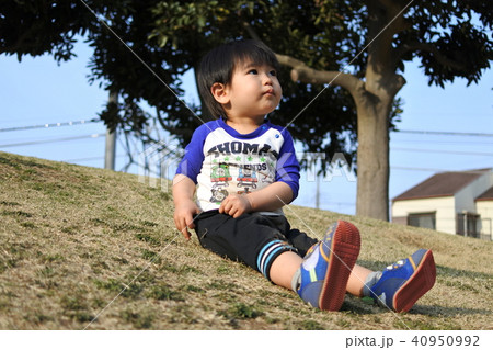 外遊びをする二歳男児(見上げる視線) 外遊びをする二歳男児(見上げる視線) 40950992
