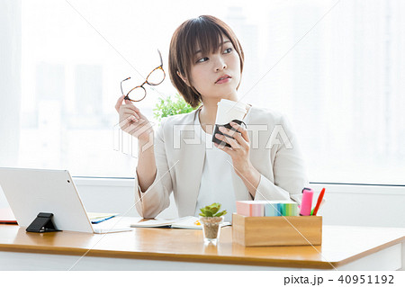 休憩中の若い女性 40951192