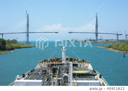 Oil product tanker entering to the Caribbean Sea under the bridge. 40951622
