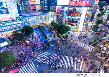 東京都 渋谷駅前 スクランブル交差点 俯瞰 の写真素材