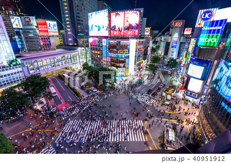 東京都 渋谷駅前 スクランブル交差点 俯瞰 の写真素材