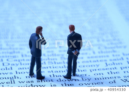 本とミニチュア人形 40954330