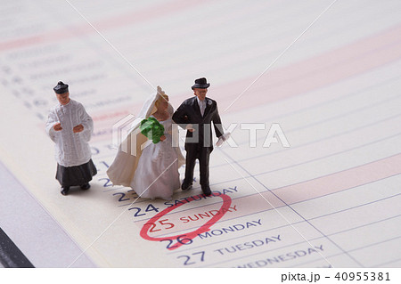 ウェディングのミニチュア人形の写真素材