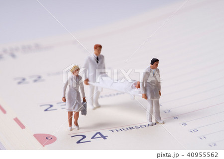 カレンダーと医療イメージ 40955562