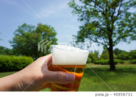 自然の中でビールを飲む　使い捨てのプラスチックコップ　キャンプ、ビアホール、バーベキューなどのイメー 40956731
