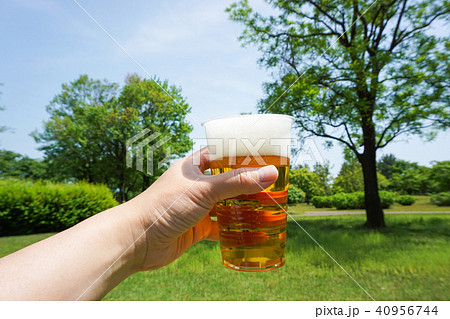 自然の中でビールを飲む　バーベキュー、キャンプ、ビアホールなどのイメージ 40956744