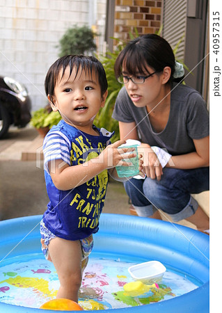 庭でプール遊び 一歳男児 の写真素材