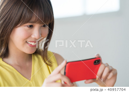 スマホ操作する女性 スマホ操作する女性 40957704