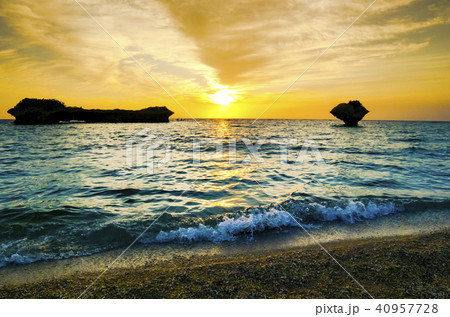 沖縄　渡具知ビーチの夕暮れ 40957728