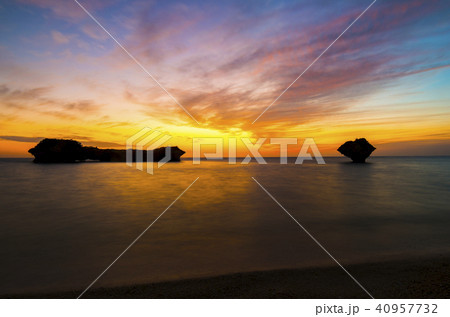 沖縄 渡具知ビーチの夕暮れ 沖縄 渡具知ビーチの夕暮れ 40957732